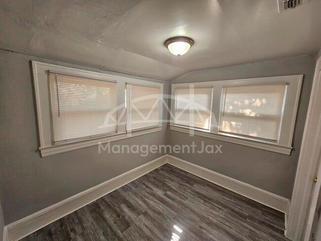 Photo - 528 W 25th St