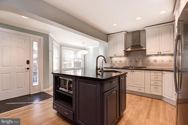 Photo - 403 W Rosemary Ln