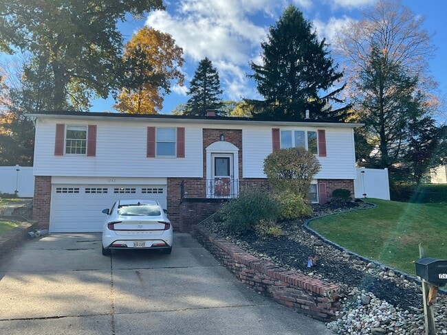 Photo - Spacious 3bed 3 bath Split-Level in Bethel...