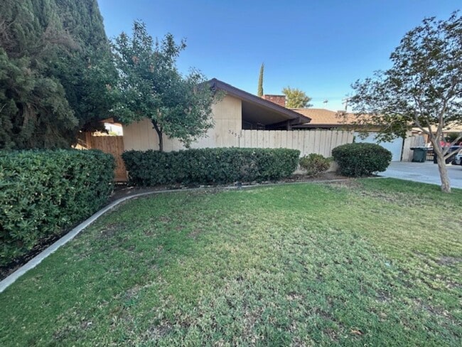 Photo - 3 bedroom 2 bathroom with pool!