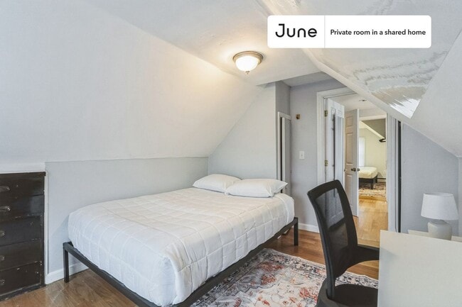 Building Photo - Private bedroom in 5 bed/3 bath Home