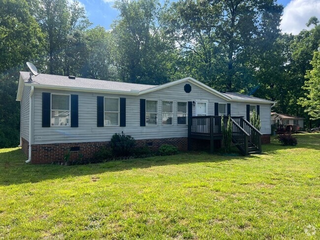 Building Photo - Introducing a charming 4-bedroom, 2-bathro... Rental