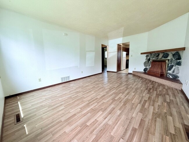 Building Photo - 204-206 Elm Street Unit 206 Elm Street