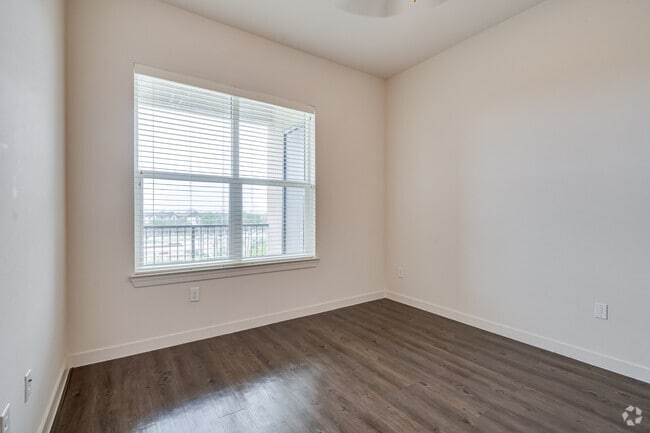 2BR, 2BA - 1,094SF