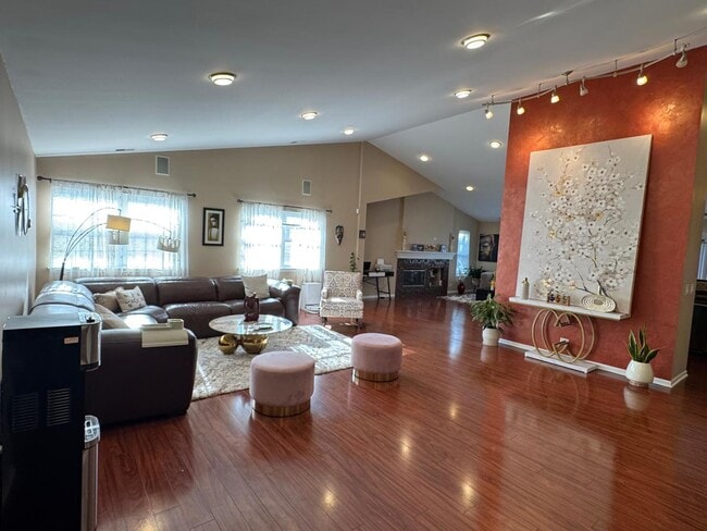 Photo - 587 Saddlebrook Ln