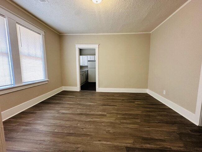 "Charming Retreat in Memphis: Spacious 1171 Sq Ft with Full Bathroom!"