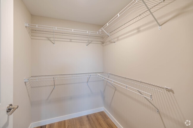 2BD, 2BA - 908SF - Primary Closet