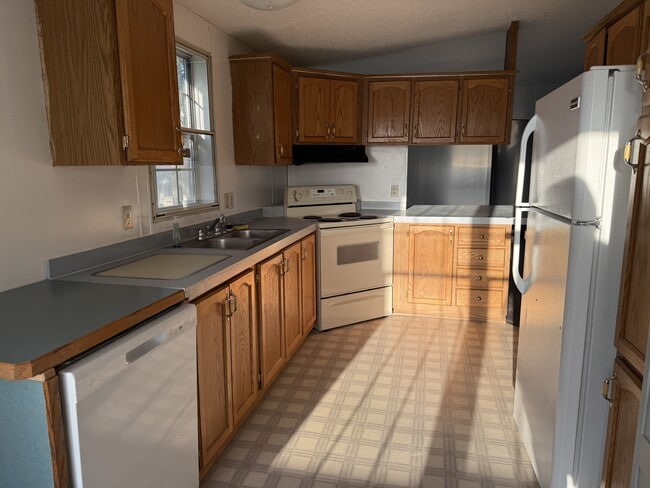 Photo - 758 W G Rd