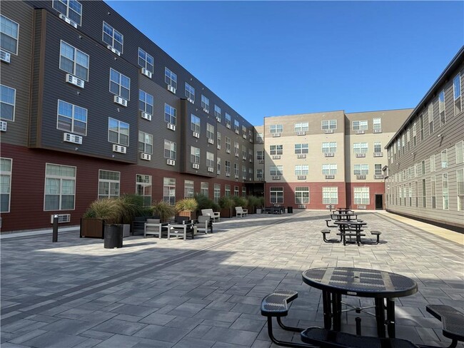 Building Photo - 327 Pine St Unit 4018