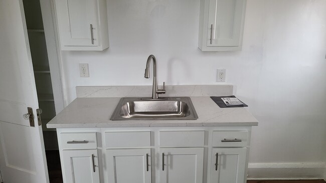 Building Photo - 407 E Ross Ave