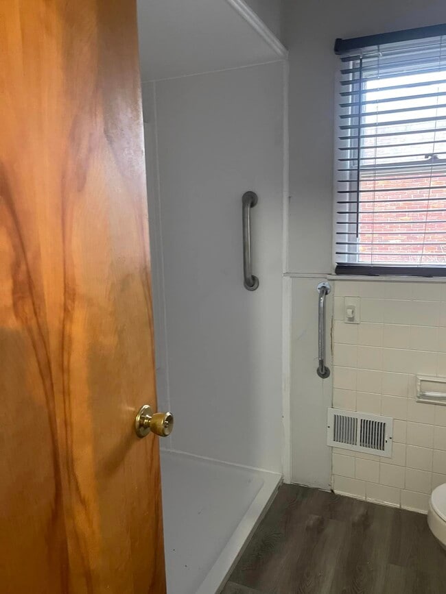 main bath - 1506 Tamarack Rd