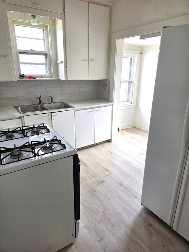 Photo - 751 Leonard Ave