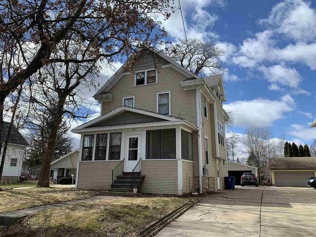 Building Photo - 1 Bedroom Lower with garage Unit LOWER Rental
