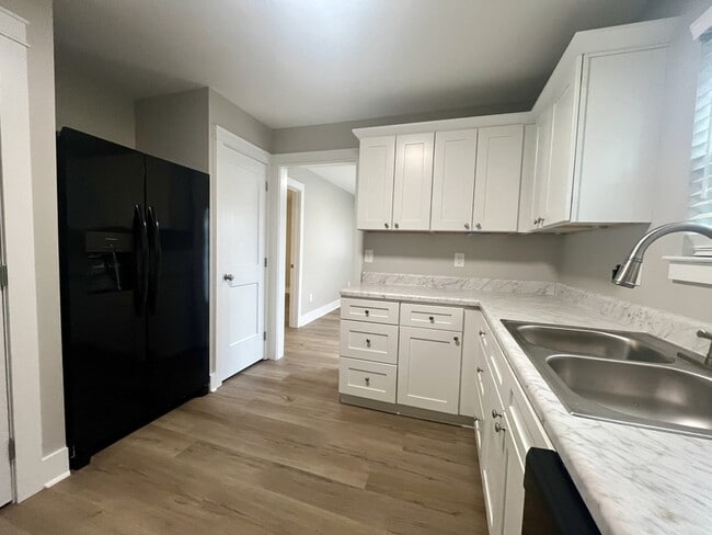 Photo - 2916 McDonald Dr SW