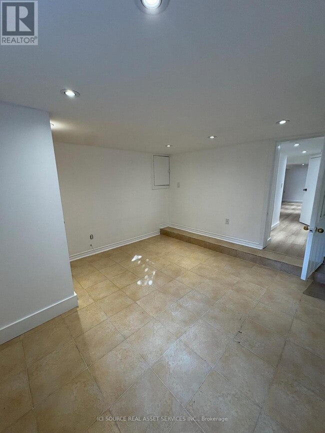 Photo - 858 Manning Ave