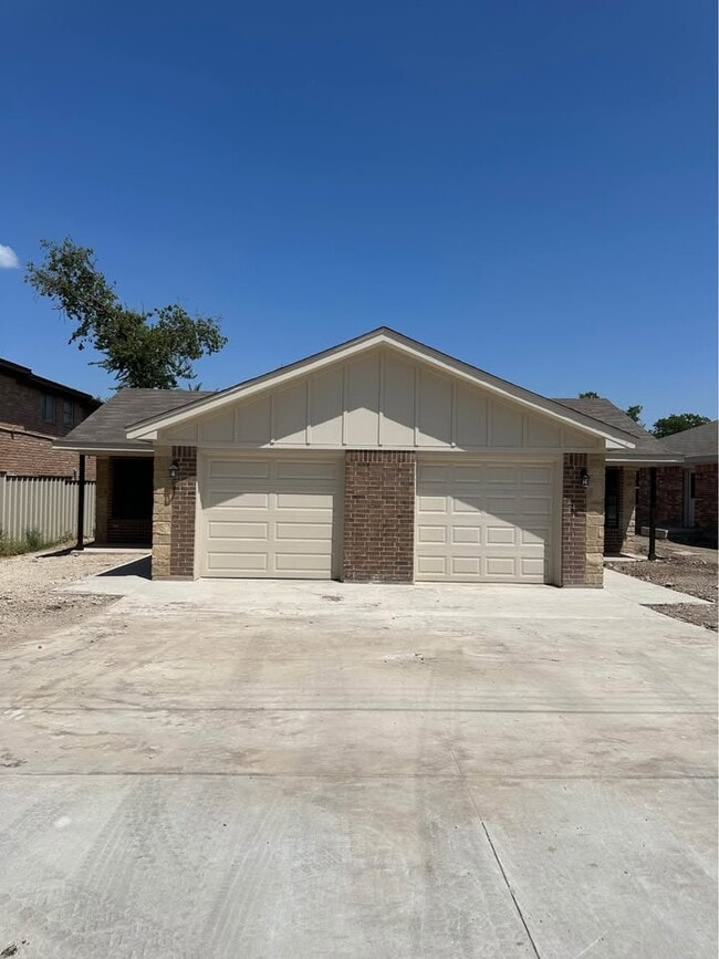 Building Photo - 1204 N 8th St Rental