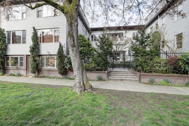 Building Photo - 215 17th Ave E Unit 10