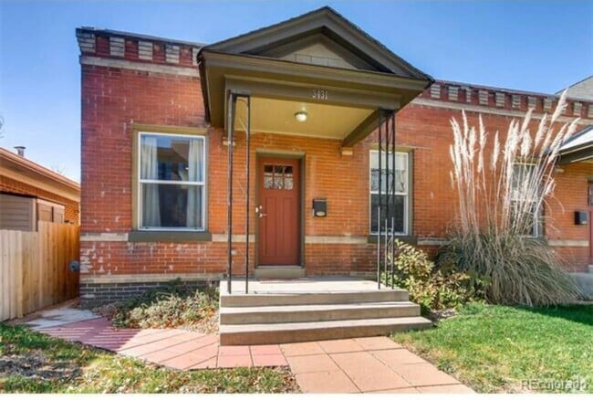 Building Photo - Updated 2-bedroom, 1-bath townhouse in the...