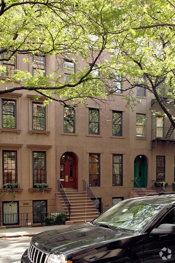 Photo - 235 E 31st St