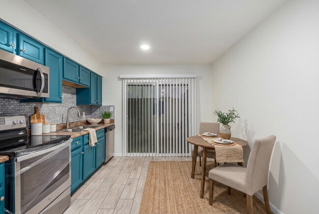 Building Photo - 2 Bed / 1 Bath in Phoenix — 900 Sq Ft with Covered Parking & Private Storage Unit 3