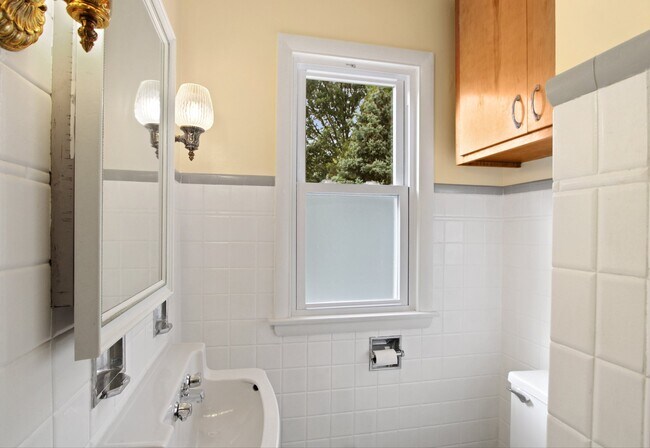 Bathroom - 2637 S 51st St Unidad 2637 S 51st St Upper