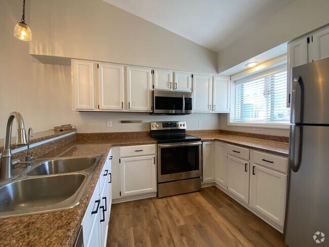 Building Photo - $2,200 | 3 Bedroom, 2 Bathroom Duplex | No... Rental