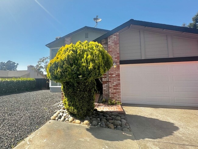 Building Photo - Spacious 4 Bedroom/2.5 Bath Home Located i...