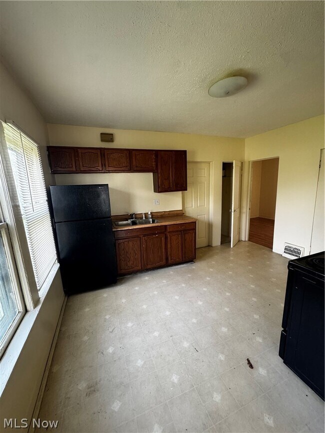 Photo - 860 Biruta St