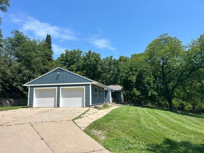 Building Photo - In town acreage