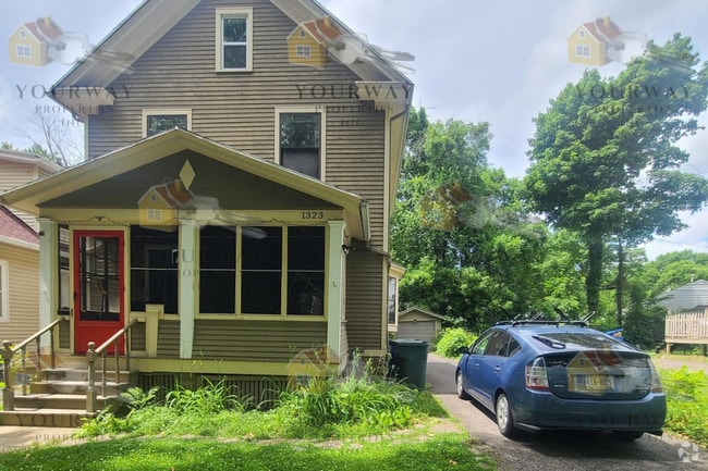 Building Photo - 1323 Genesee St Rental