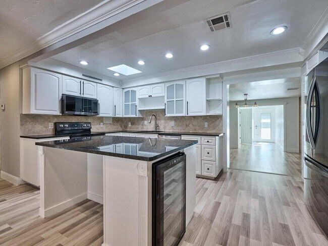 Photo - 2112 Longwood Rd