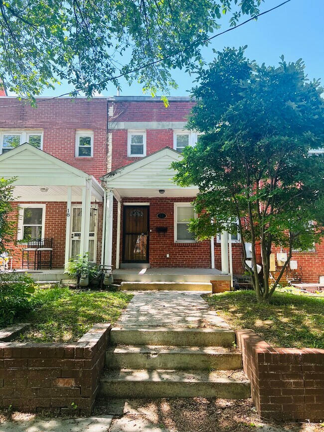 20 Farragut Pl NW Townhome For Rent in Washington, DC