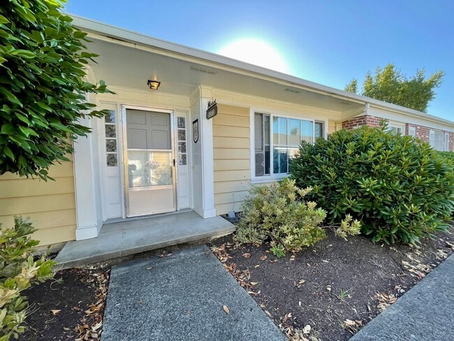 Building Photo - Stunning Two-bedroom In SW Portland~ Great Natural Light~ Two Wood Burning Fireplaces~ Garage wit... Unit 5272