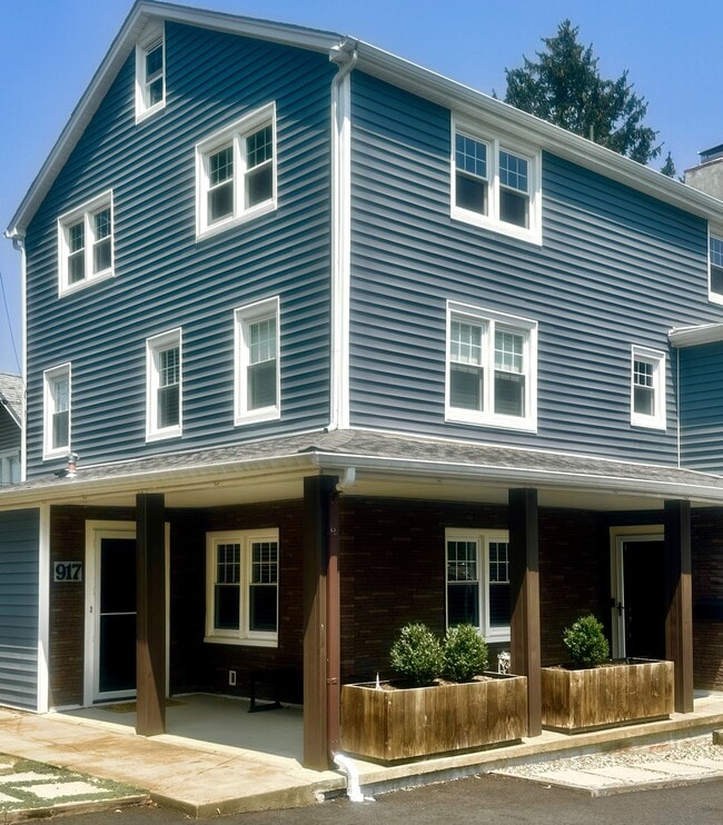 Building Photo - 917 Boyle St