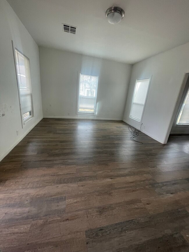 Photo - 321 E 7th St