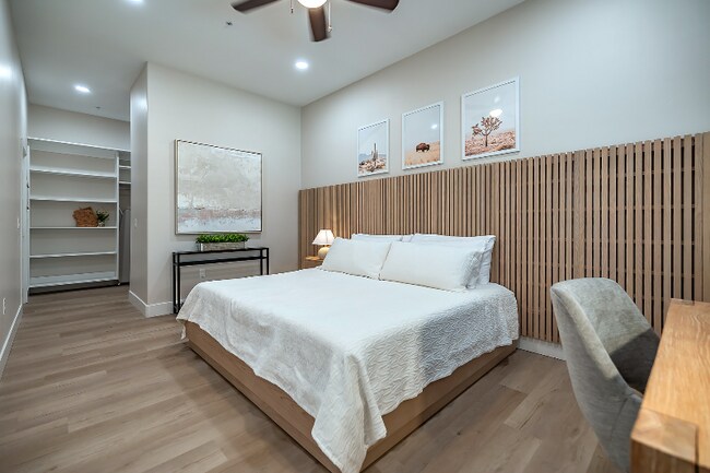 Photo - 2803 E River Rd Unidad 204