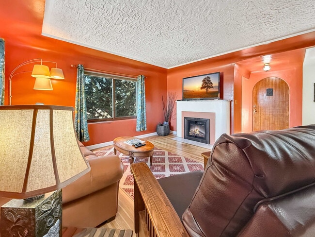 Building Photo - 1430 W Hendrickson Rd Unit ID1336273P