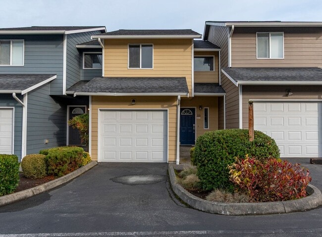 Building Photo - Spacious 2 Bedroom, 2.5 Bathroom Townhome ...