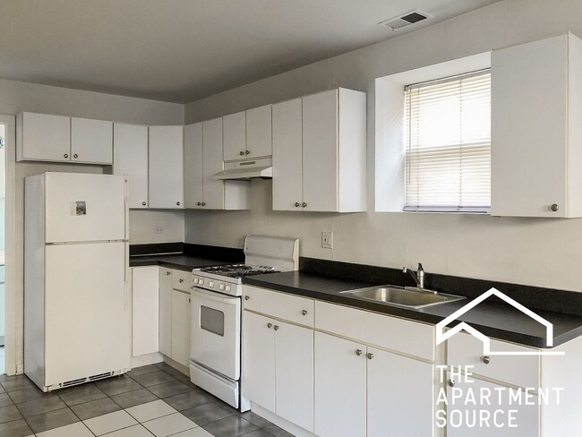 Building Photo - 1024 N Damen Ave Unit 3