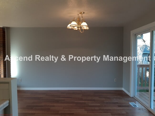 Photo - 4 Bed on Cul de Sac, Fenced Yard, Quick Access to Schools, Outlet Mall, Troutdale Station Food Ca...