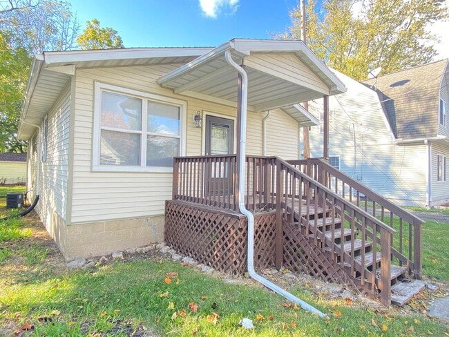 Building Photo - 2 Bed Home With A Den Michigan City