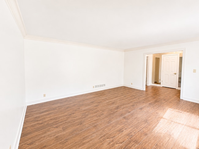 Photo - Spacious Walkout in Desirable Location!