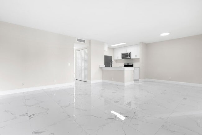 Building Photo - 712 Meadows Cir