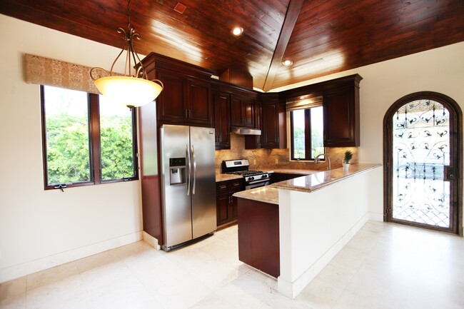 Luxury 3 bed 3 bath home available for ren... - Luxury 3 bed 3 bath home available for ren...