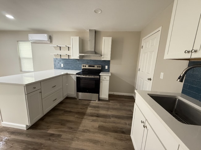 Photo - 303 E 7th St