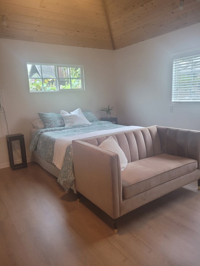 Queen bed - 14116 High St Unit The Cottage