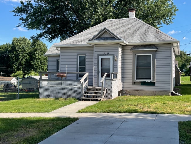 Building Photo - 719 11th St Rental