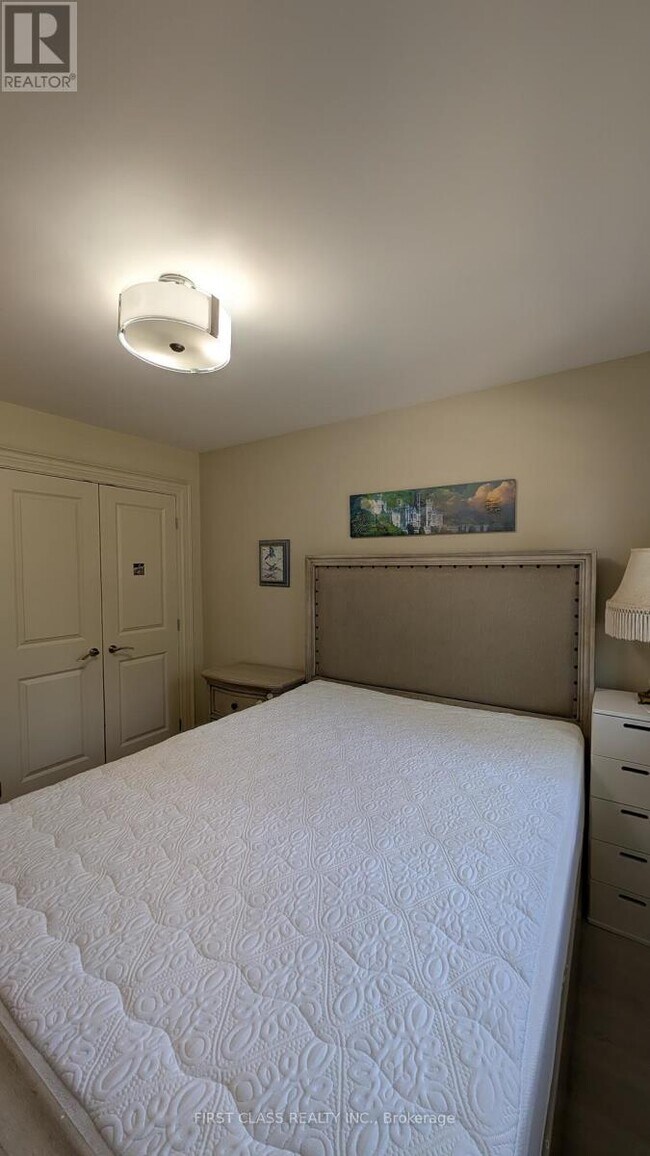 Photo - 424 Roehampton Ave