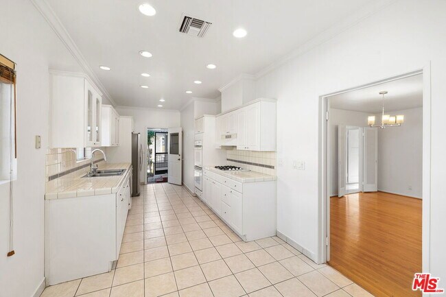 Building Photo - 312 S Maple Dr