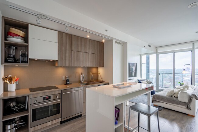 Building Photo - 125 Peter St